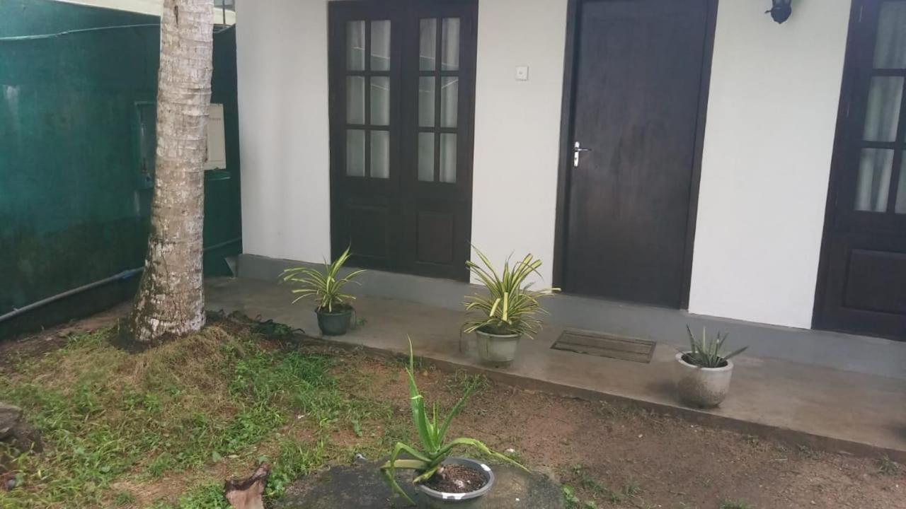 Thiranagama Beach Hotel Hikkaduwa Room photo